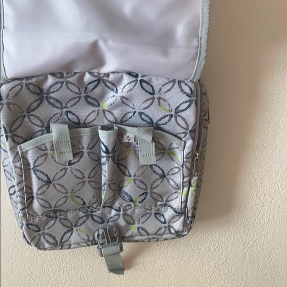 Eddie Bauer crossbody - Picture 9 of 12